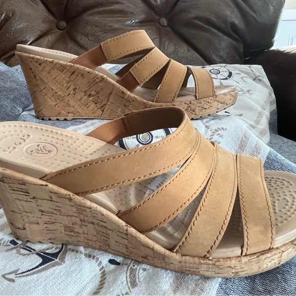 CROCS Aleigh tan wedges W6 sizing - Picture 2 of 8